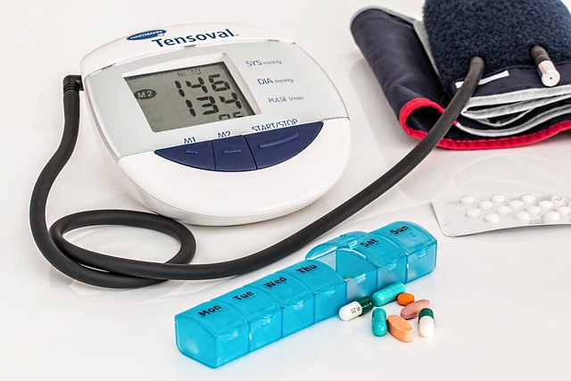 Blutdruckmessgerät und Tabletten für mangelnde Gesundheit