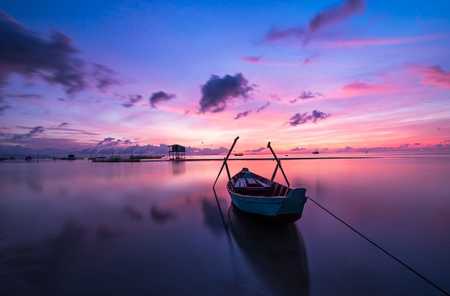 ein See mit einem leeren Boot im Sonnenuntergang als Symbol für die Tiefen unserer Seele