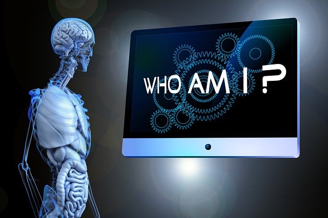 Skelett vor einem Bildschirm der "Wer bin ich?" anzeigt