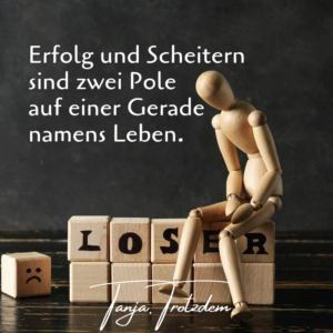 Eine Holzfigur, die traurig nach unten sieht mit Spruch "Erfolg und Scheitern sind zwei Pole auf einer Gerade namens Leben"